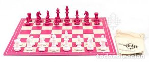 Collezionismo sportivo: Ajedrez. Chess set pink and white plastic pieces, cloth-bag, board